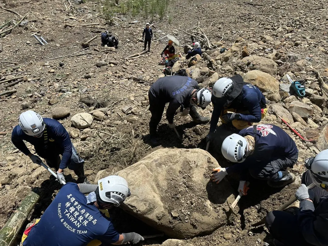 台20線南橫公路日前發生一家5口車輛墜谷意外，圖為搜救過程。（圖/中天新聞資料照）