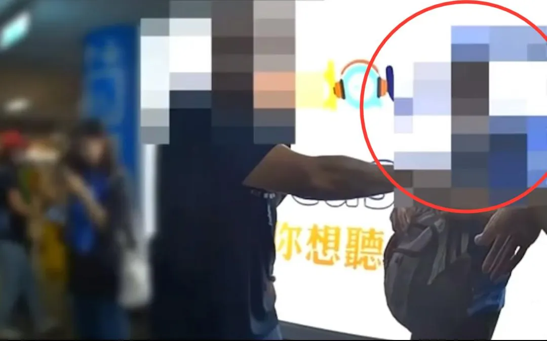 男子（右）偷拍被正義哥當場逮獲。（圖／翻攝畫面）
