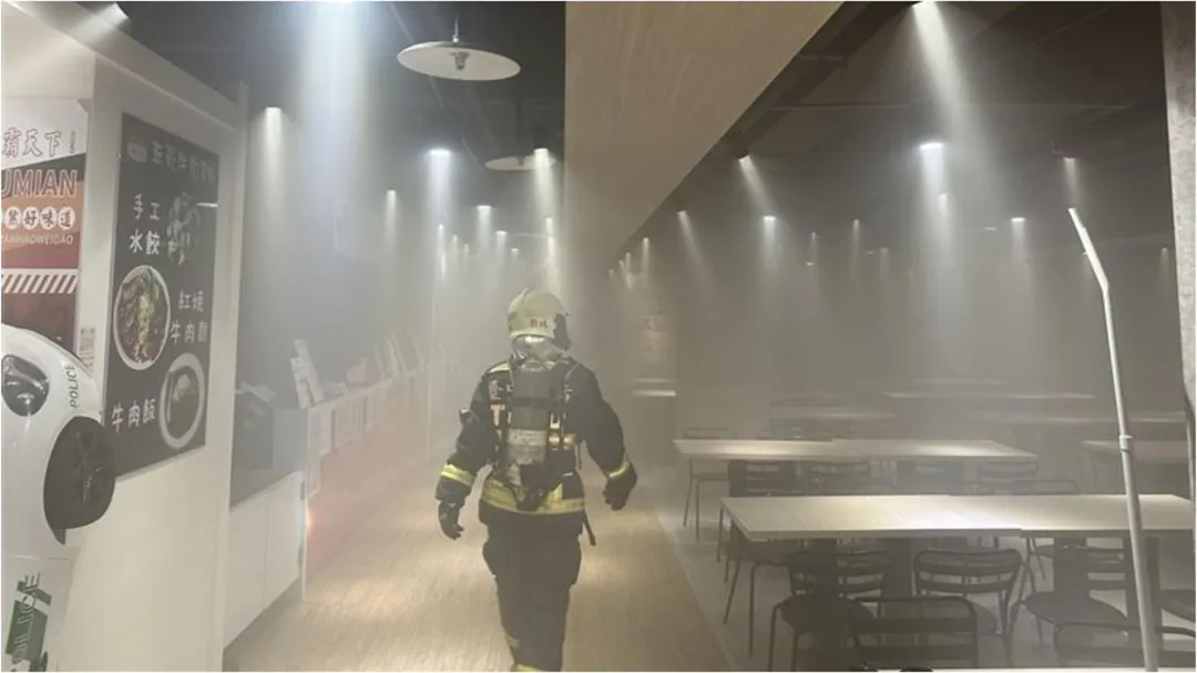 台中市國立中興大學校園內餐廳6日深夜11時24分許發生火警，現場充斥濃濃黑煙。（圖／翻攝畫面）