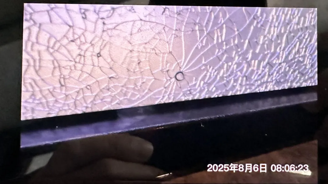 台中市烏日區一棟屋齡2年的住宅，近日發生多起住戶玻璃遭鋼珠射擊事件，造成玻璃碎裂。（圖／翻攝畫面）
