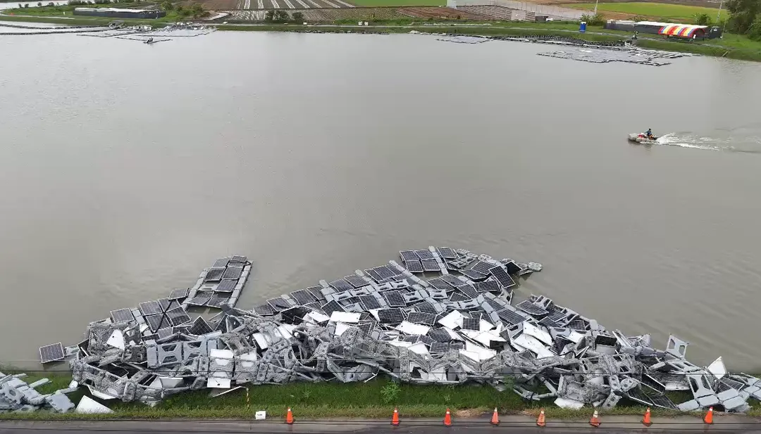 空拍攝影拍下光電板場滿目瘡痍的畫面。（圖／民眾提供，下同）