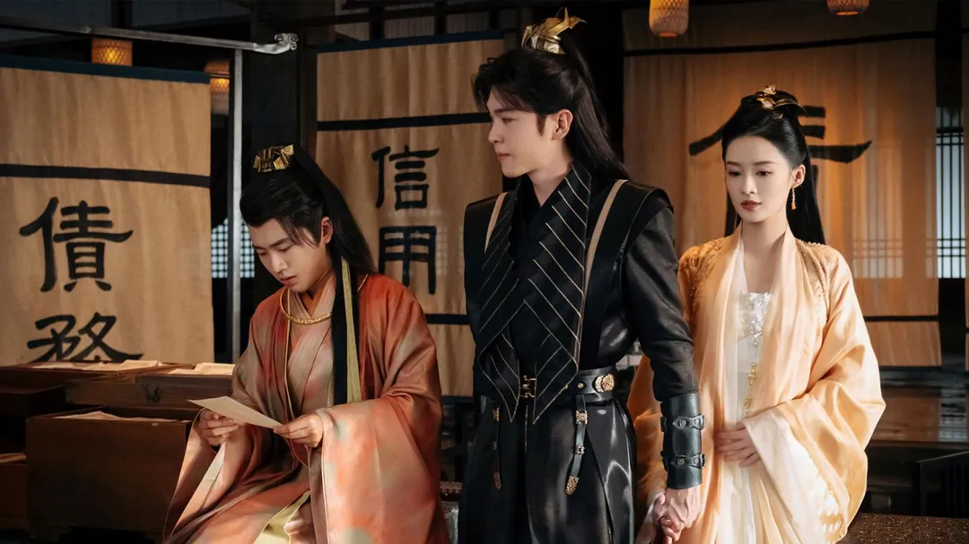 郭麒麟(左)《慶餘年2》為賺錢竟慫恿張若昀(中)、李沁(右)離婚。(圖/中天娛樂台 提供)