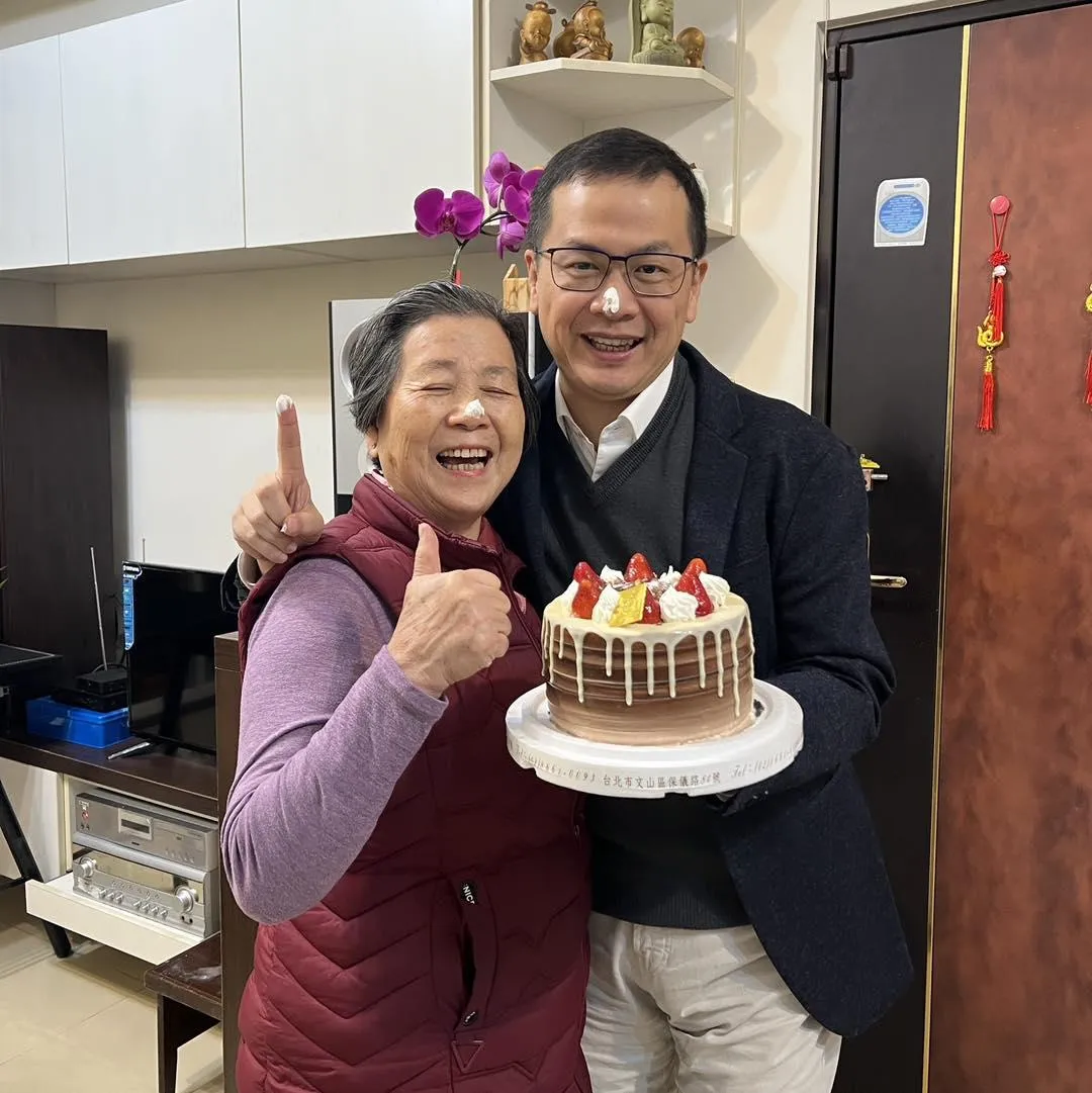 羅智強與媽媽感情深厚。(圖/羅智強臉書)