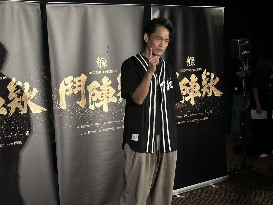 黃鐙輝在《角頭-鬥陣欸》中有段和超過20名全裸女優互動的香豔畫面。(圖/記者 伍映澄 攝)