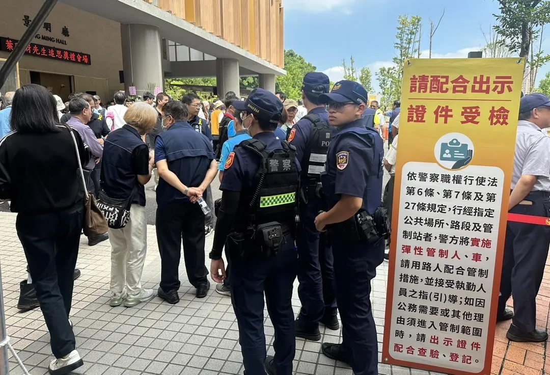 北市警方出動超過50名警力到場。（圖／翻攝畫面）
