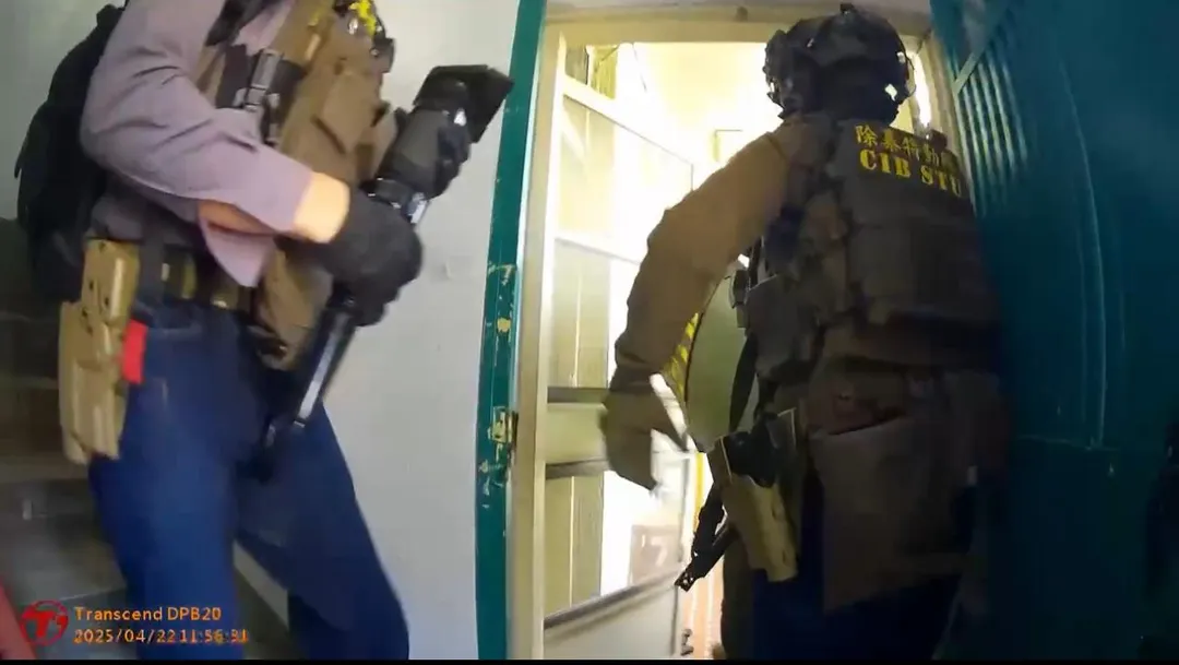 警方執行搜索拘提行動破門攻堅。（圖／翻攝畫面）