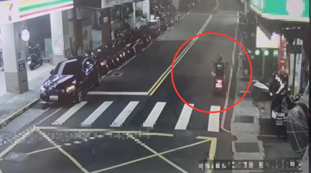 警方調閱監視器以車追人鎖定竊嫌身分迅速破案。（圖／翻攝畫面）