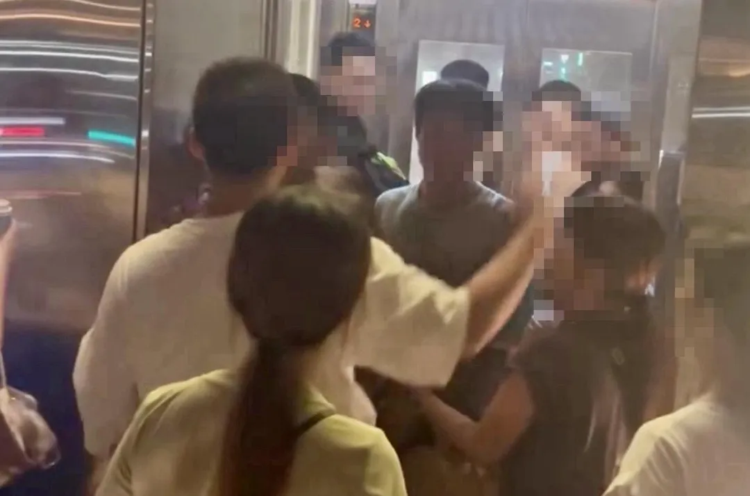 2名男子散場搭電梯時因排隊爆發口角衝突。(圖/翻攝畫面)