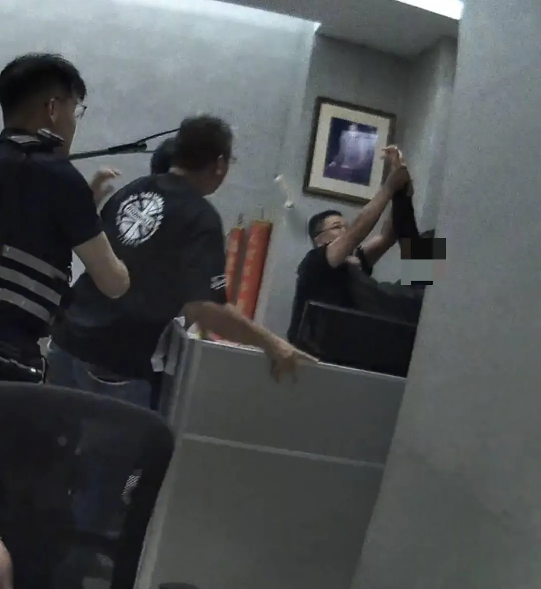 男子遭現場警力制伏。(圖/翻攝畫面)