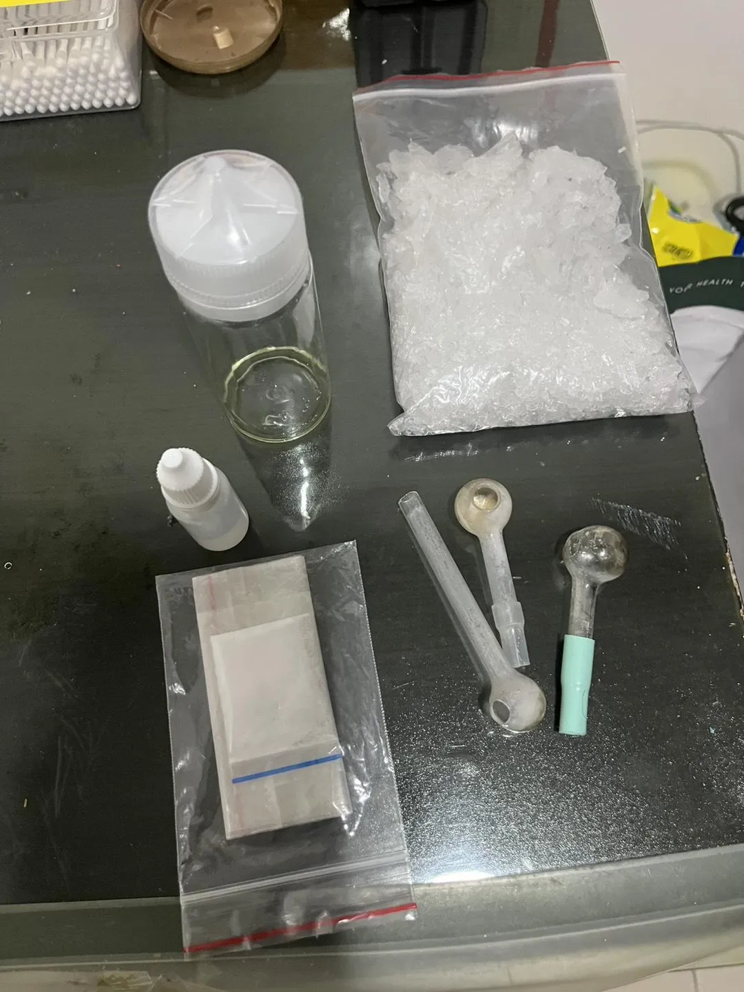 警方現場查扣大量毒品。（圖／中天新聞）