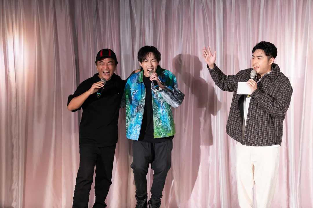 陳守恩（中）感謝老闆吳宗憲（左）給他發片的機會。（圖／容易文創提供）