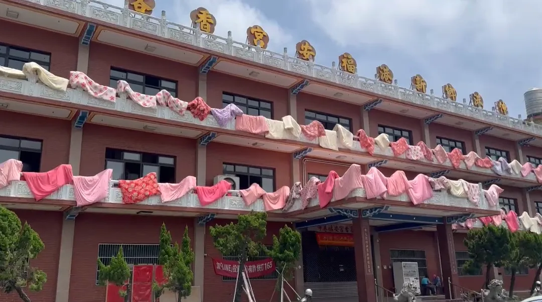 彰化伸港福安宮趁著出太陽的好天氣，趕緊將棉被、枕頭拿出來曬。（圖／中天新聞，下同）