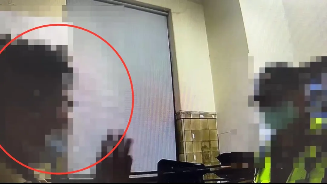 男子因醫療糾紛前往台大醫院診間咆哮攻擊醫師。(圖/翻攝畫面)