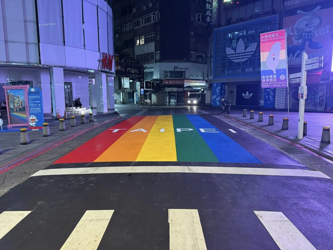 台北捷運西門町站6號出口的觀光地景「6號彩虹」於凌晨完工。(圖/翻攝自「路上觀察學院」臉書公開社團)