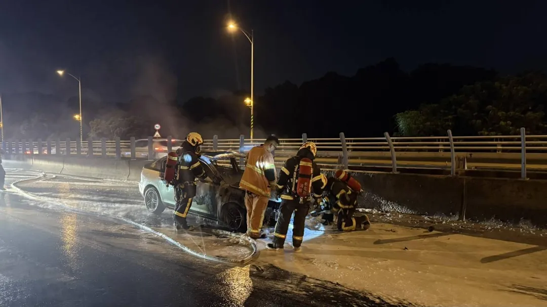 轎車被燒到變成廢鐵。(圖/翻攝畫面)