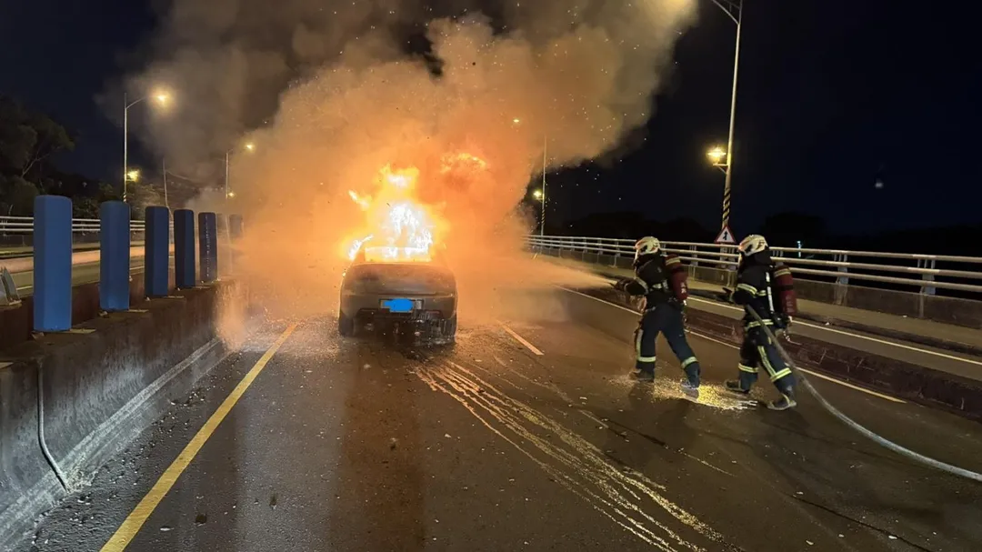 轎車火燒車,消防人員立即部署水線搶救。(圖/翻攝畫面)