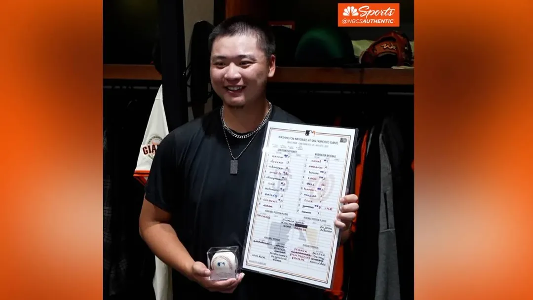 鄧愷威獲得首勝球與先發名單當紀念。(圖/翻攝自巨人社群平台X)