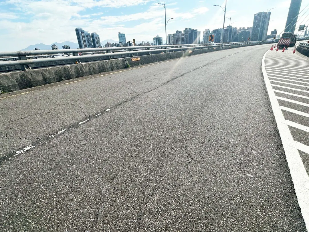 用路人可改由大漢橋、華江橋往板橋或三重通行。（圖／新北市政府工務局提供）