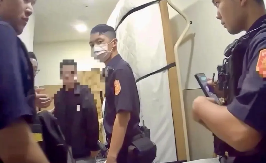 警方及時救出被害人逮捕嫌犯。（圖／翻攝畫面）