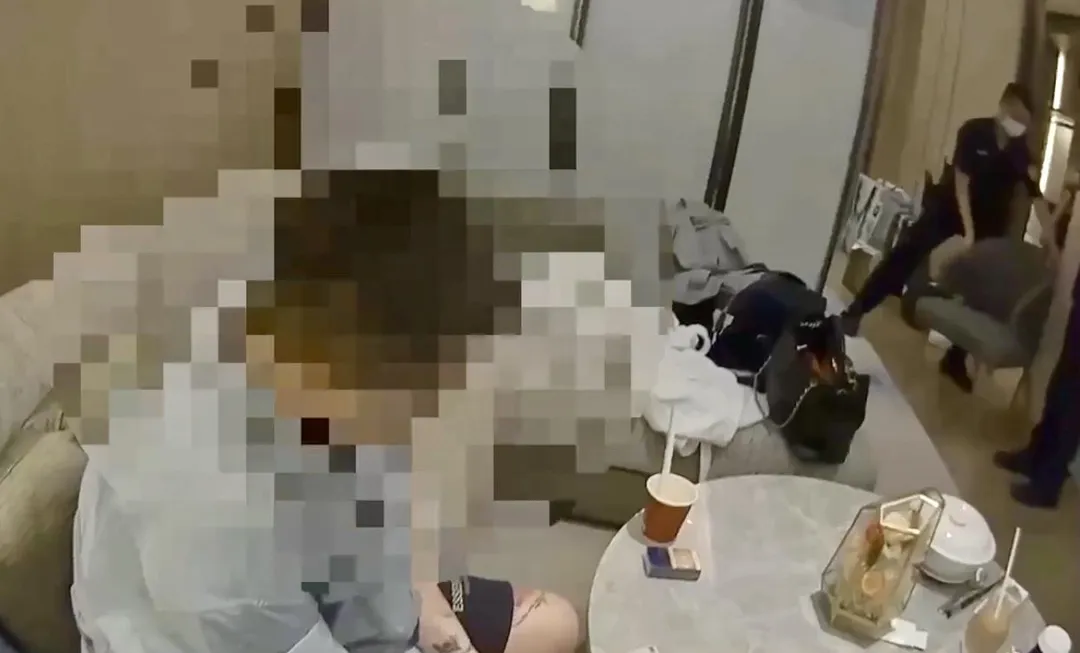 警方逮捕嫌犯告知權利。（圖／翻攝畫面）