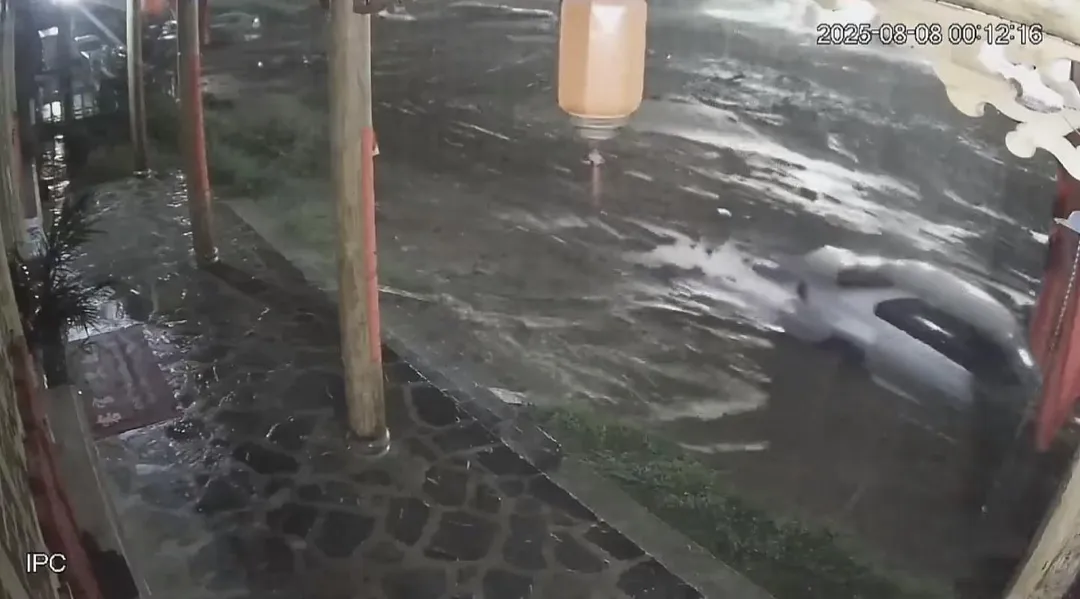 榆中一處停車場遭洪水1分鐘清空。(圖/翻攝瀟湘晨報)
