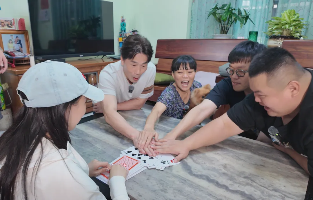 羅時豐和椒媽（左起）、胡椒、蛇丸大玩心臟病。（圖／《大牛比較攬》提供）