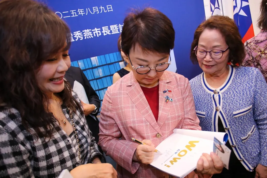 僑領踴躍與盧秀燕索取簽名與合照。(圖/台中市府提供)