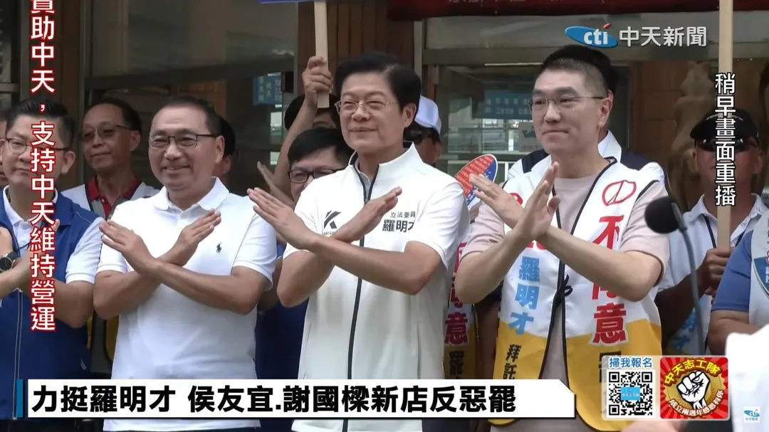 侯友宜(圖左)、謝國樑(圖右)陪同羅明才掃街。(圖/中天新聞)