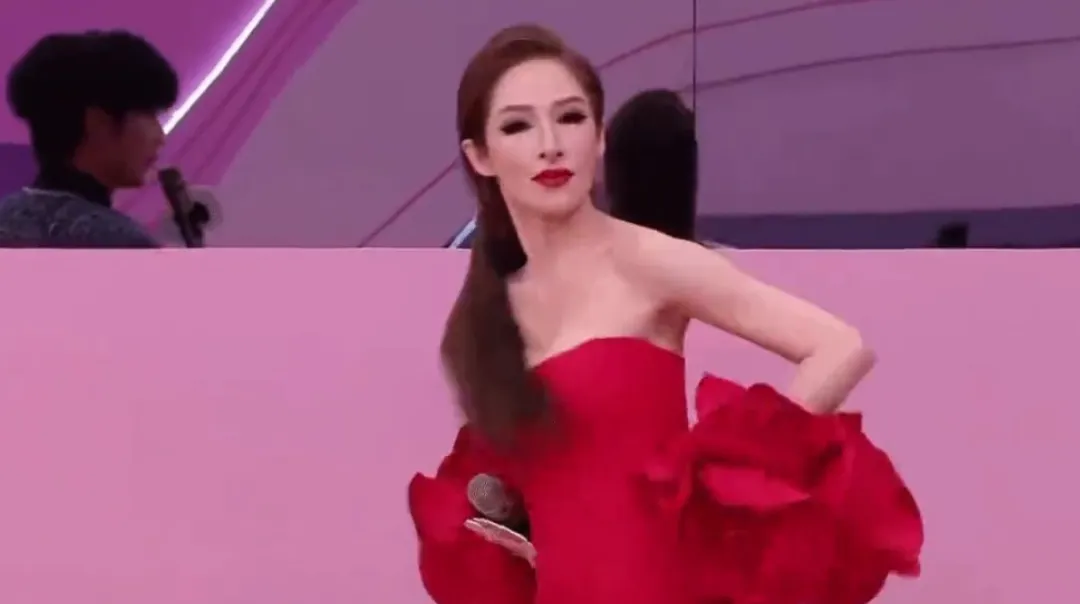 蕭亞軒纖細如竹竿的四肢仍讓粉絲看了心疼不已。(圖/翻攝微博)