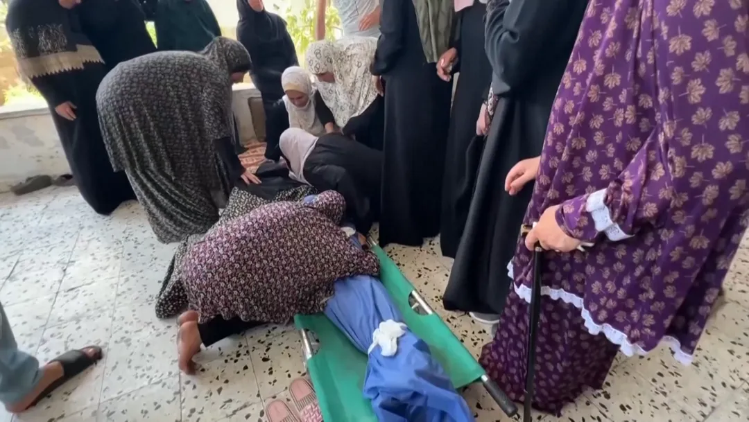 艾德的母親在內的多名婦女在其遺體旁痛哭。（圖／路透社）
