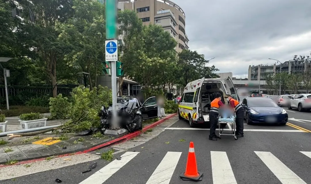 左轉轎車遭後方曳引車追撞失控衝撞路樹波及3車,2人胸痛送醫。(圖/警方提供,下同)