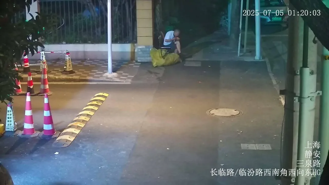圖為黃嫌在路邊吃著偷來的西瓜。(圖/翻攝《東方網》)