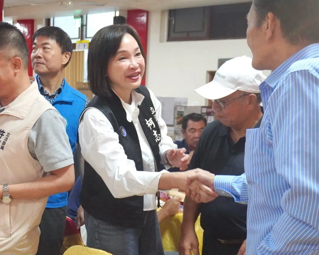 國民黨立委柯志恩接獲民眾爆料,高雄市美濃區吉洋里一處農地遭違法盜採砂石,面積近1公頃且深度達20公尺,形成類似「大峽谷」的景象。(圖取自柯志恩臉書)