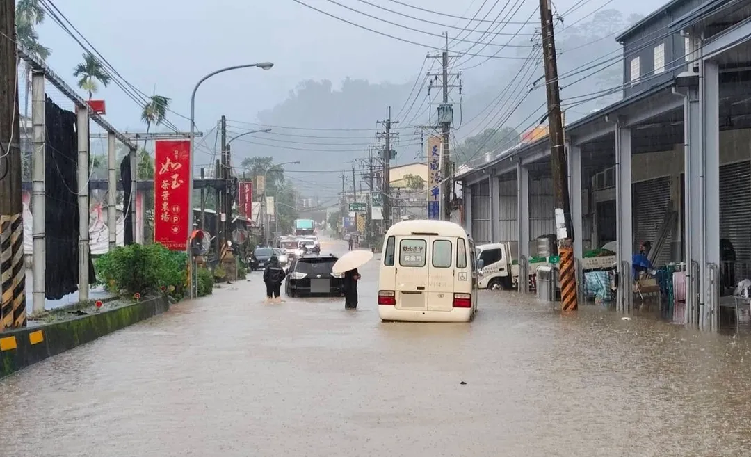 南投竹山2小時下了136毫米,道路淹成黃河。(圖/翻攝自臉書/竹山人聊天室)