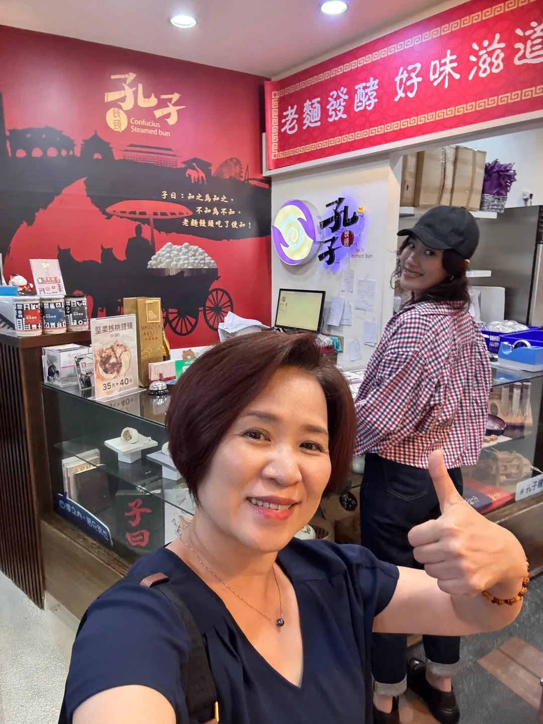 藝人楊月娥(前)多年前也因女兒罹患血癌而崩潰過,如今女兒順利康復讓她很感恩。(圖/翻攝自楊月娥臉書)