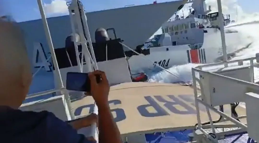 菲海岸防衛隊公開大陸海警船與解放軍「桂林艦」碰撞的畫面。（圖／翻攝X@jaytaryela）