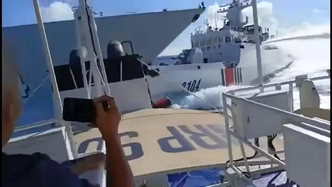 大陸海警船撞上桂林號。(圖/截自菲律賓海岸防衛隊影片)