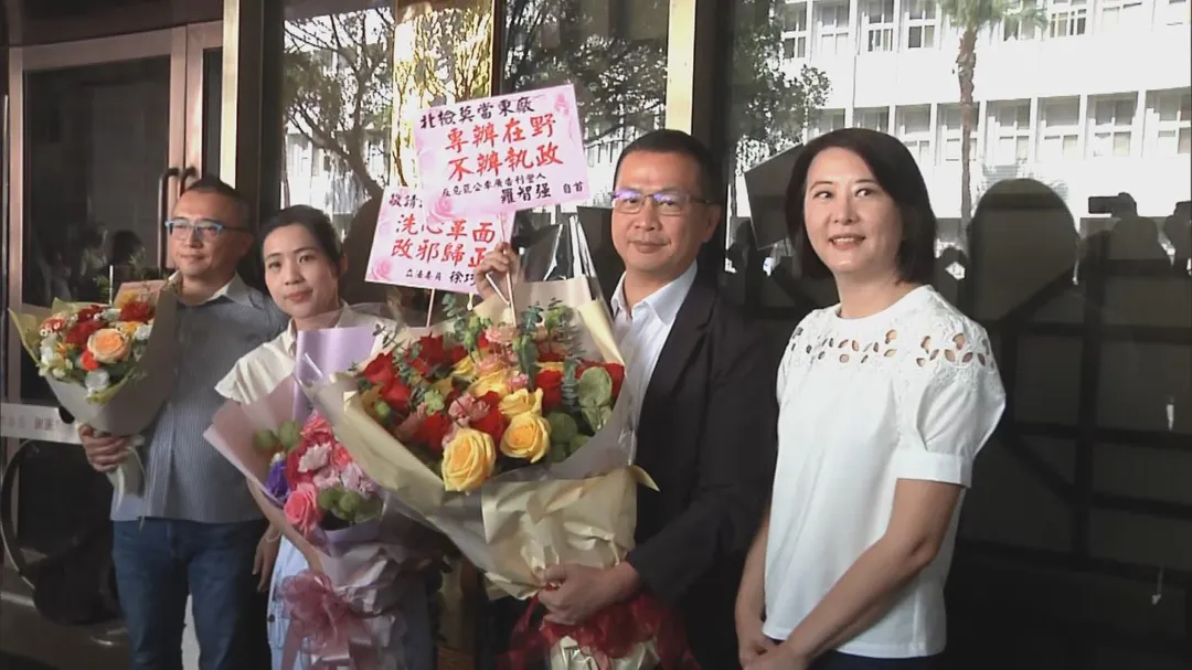 周榆修、徐巧芯、羅智強、王鴻薇到北檢獻花抗議。（圖／中天新聞）
