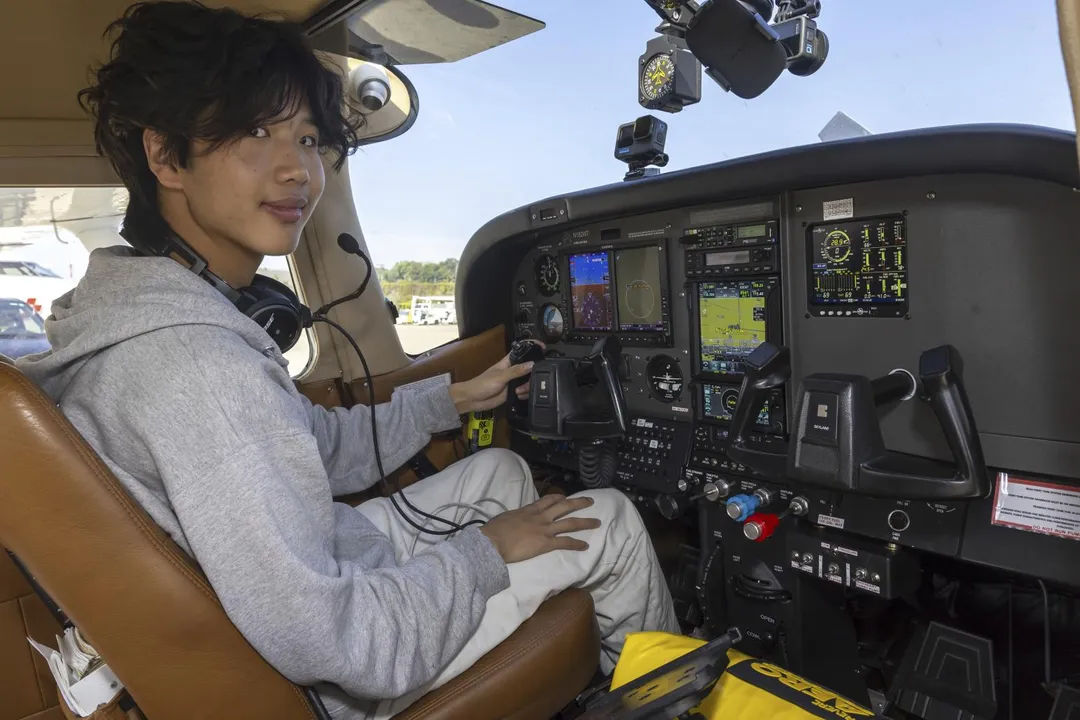 19歲的郭伊森經常駛駕小飛機在世界各地飛行。(圖/美聯社)