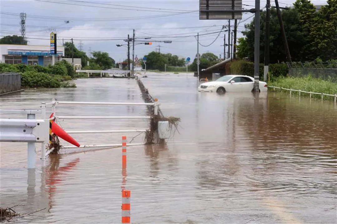 受強降雨影響，熊本市道路淹水。（圖／美聯社）