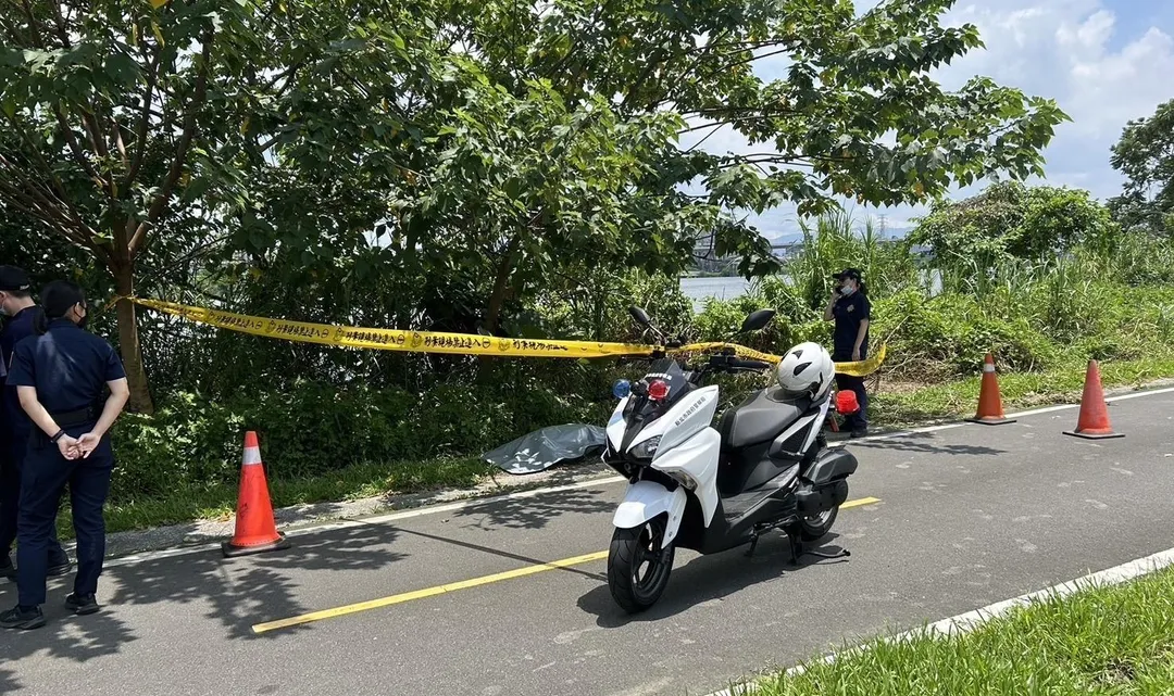 新北華江橋下發現浮屍警方封鎖現場採證。（圖／翻攝畫面）