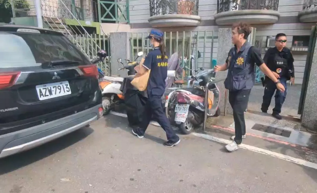 高雄一名女子陳屍住處警方封鎖現場採證。（圖／翻攝畫面）