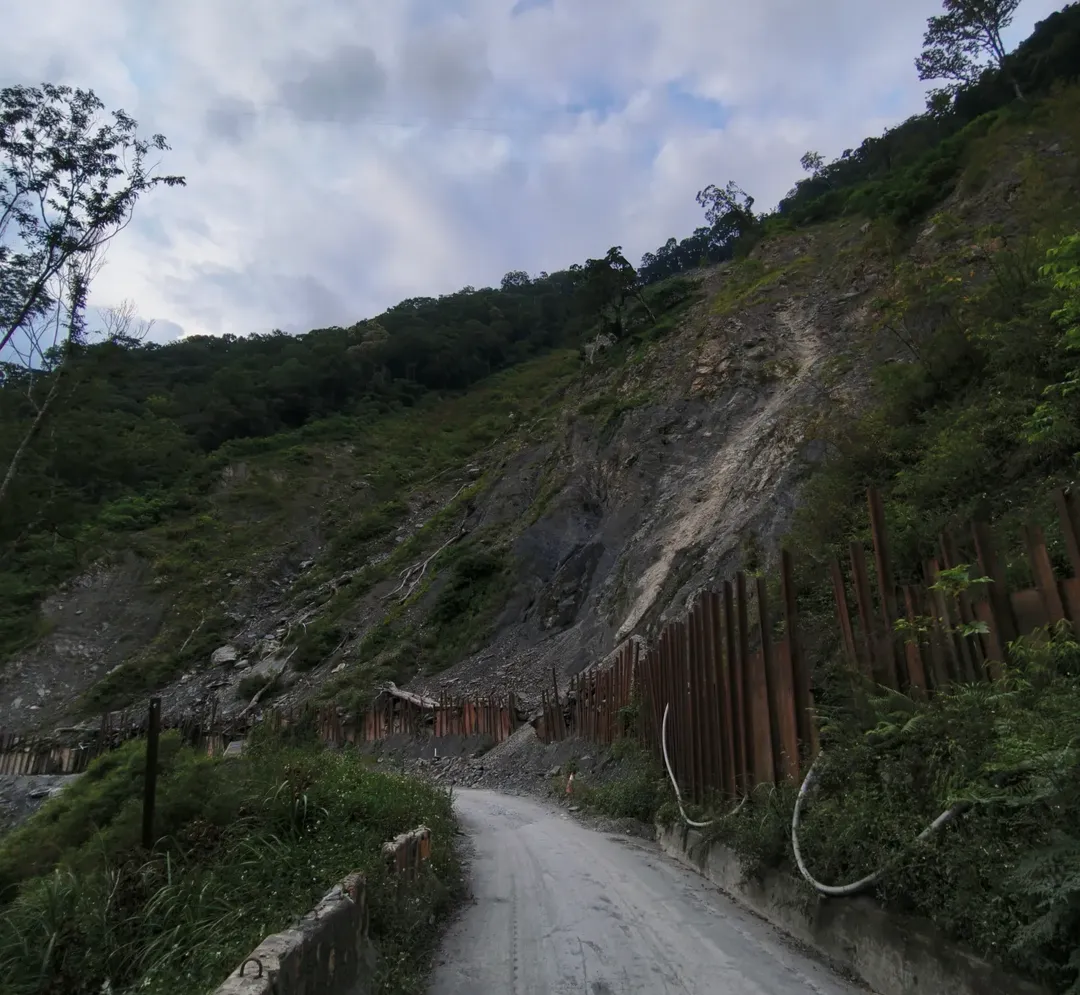 台7線50K也出現碎石滾落道路狀況。(圖/Threads@solo_traveller_kou授權提供)