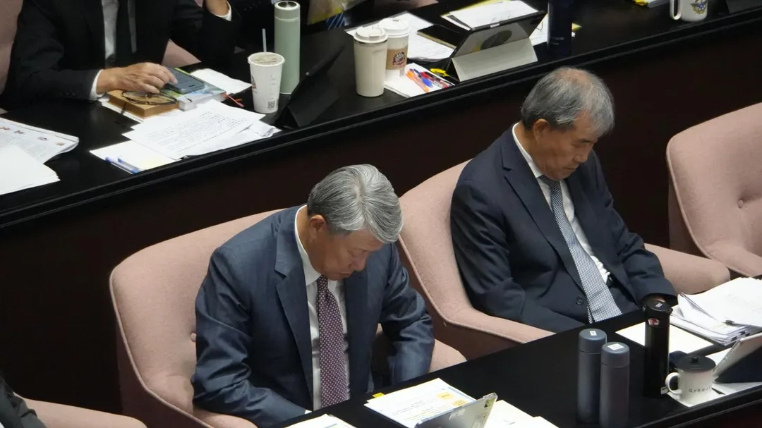 經濟部長郭智輝打瞌睡。(圖/讀者提供)