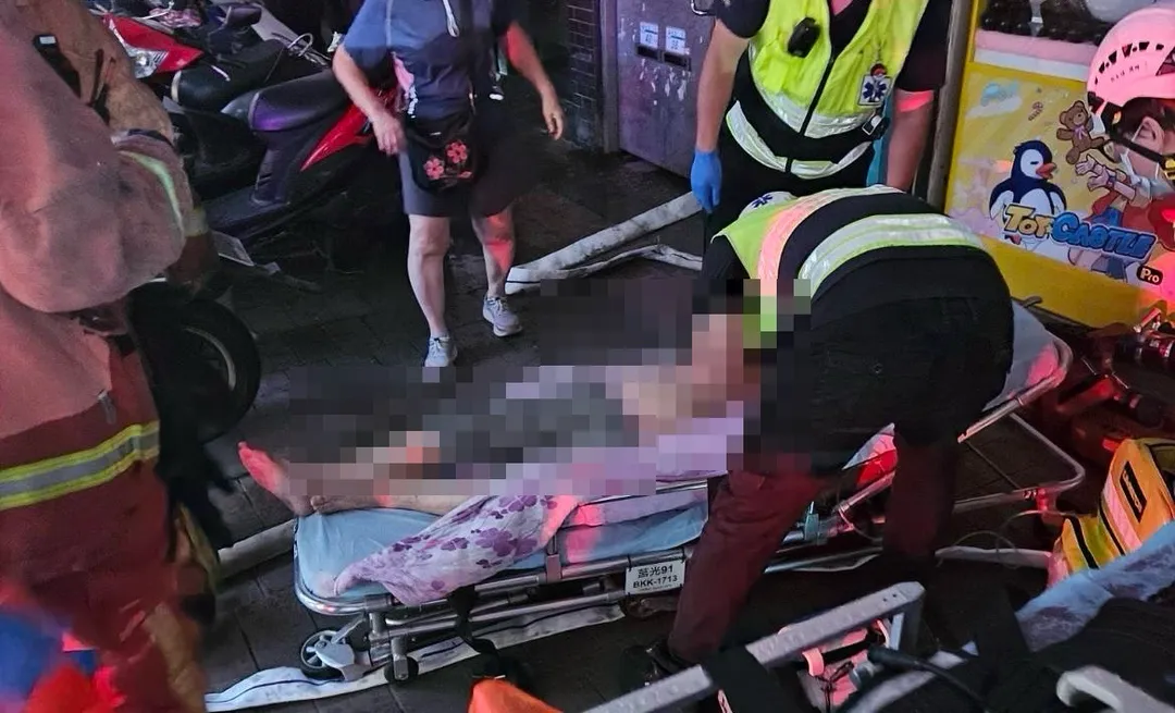 男子被救出時已無呼吸心跳。（圖／翻攝畫面）