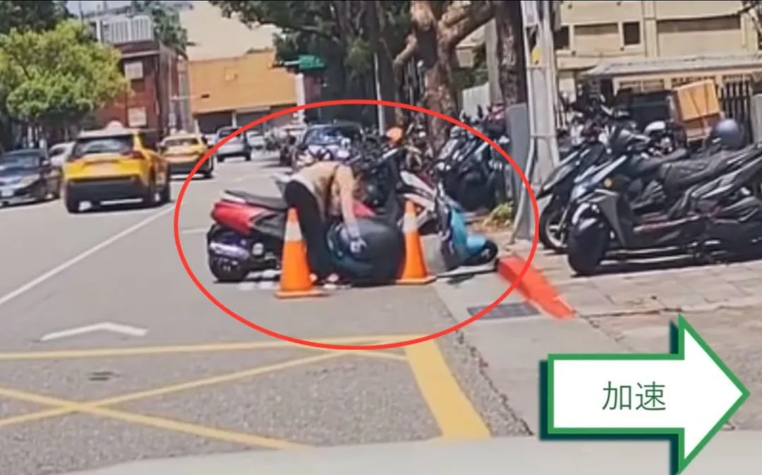 婦人為了停機車放倒他人機車。(圖/翻攝自爆料公社)