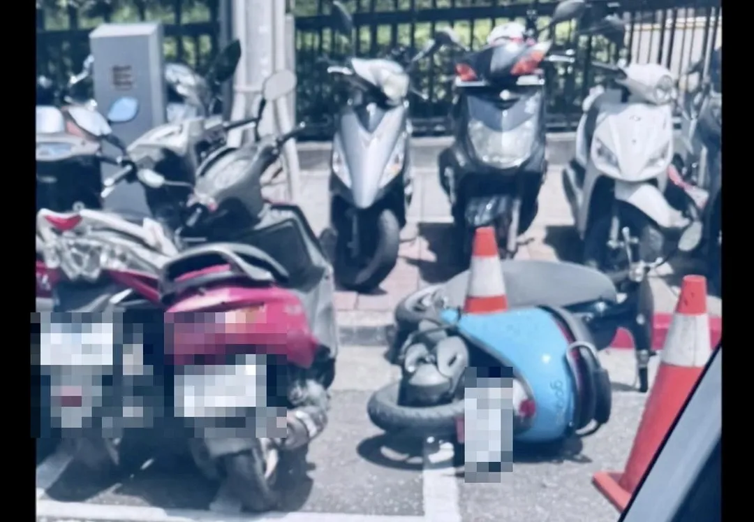 小藍機車被放倒婦人直接離開。(圖/翻攝自爆料公社)