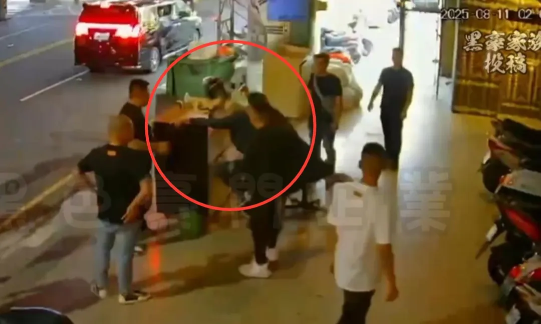男子在酒店門口遭4人圍毆。(圖/翻攝自黑色豪門企業)