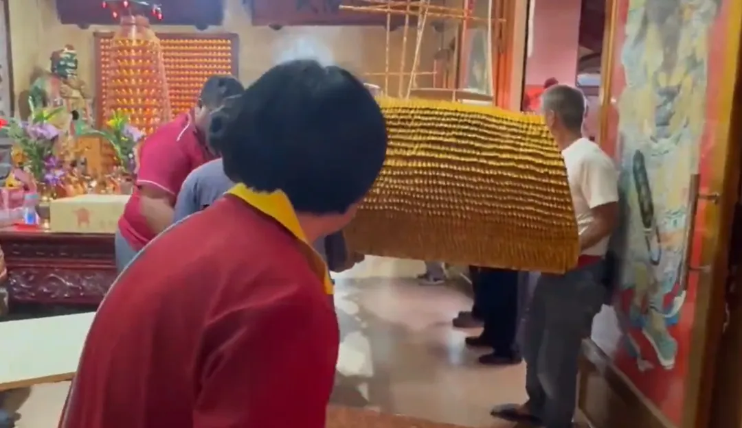 為確保這艘珍貴的法船不受風雨摧殘，廟方深夜緊急召集20多名壯丁，合力將船體搬入宮內避風。（圖/玉里媽祖宮提供）