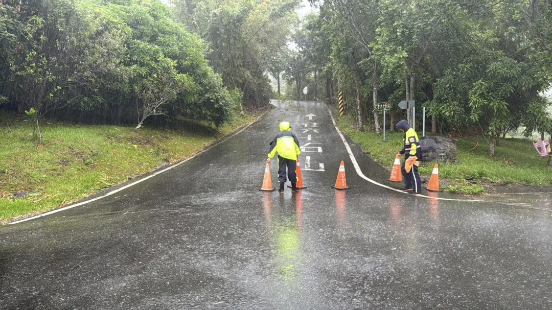 花蓮六十石山產業道路稍早已封閉。（圖／中天新聞，下同）